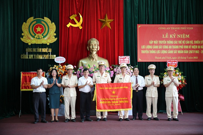 Thành ủy, HĐND, UBND, UBMTTQ thành phố Vinh trao tặng bức trướng với tiêu đề Lực lượng Cảnh sát nhân dân, Công an thành phố Vinh 60 năm xây dựng, chiến đấu, trưởng thành