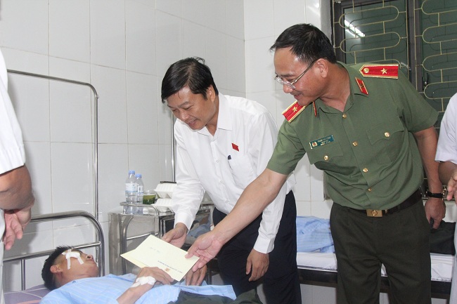 Thăm, tặng quà động viên chiến sĩ bị thương khi làm nhiệm vụ