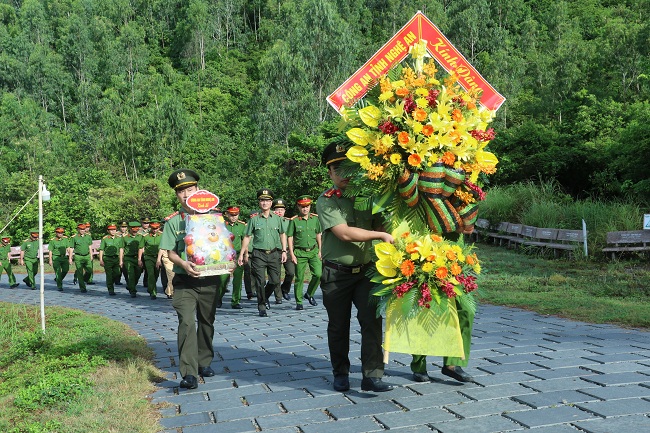 Đoàn công tác Công an tỉnh Nghệ An dâng hoa, dâng hương viếng Lăng mộ Đại tướng Võ Nguyên Giáp ở Vũng Chùa - Đảo Yến, tỉnh Quảng Bình