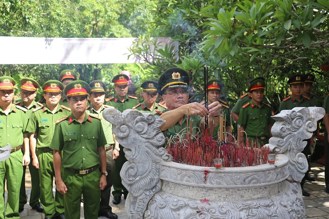 Đồng chí Thiếu tướng Phạm Thế Tùng, Giám đốc Công an tỉnh thay mặt đoàn công tác dâng nén hương thơm tại Đền thờ các Anh hùng Liệt sĩ đường 20 Quyết thắng