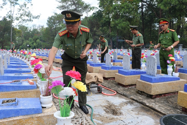 Nghĩa trang Liệt sỹ Quốc gia Trường Sơn hiện quy tụ hơn 10.200 phần mộ của các liệt sỹ đã hy sinh trên tuyến đường mòn Hồ Chí Minh trong thời kì chống Mỹ cứu nước