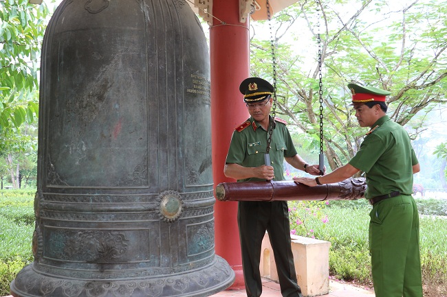 Đồng chí Thiếu tướng Phạm Thế Tùng, Giám đốc Công an tỉnh và đồng chí Đại tá Nguyễn Đức Hải, Phó Giám đốc Công an tỉnh thỉnh chuông cầu nguyện cho các Anh hùng Liệt sỹ tại Nghĩa trang Liệt sỹ Quốc gia Đường 9, tỉnh Quảng Trị
