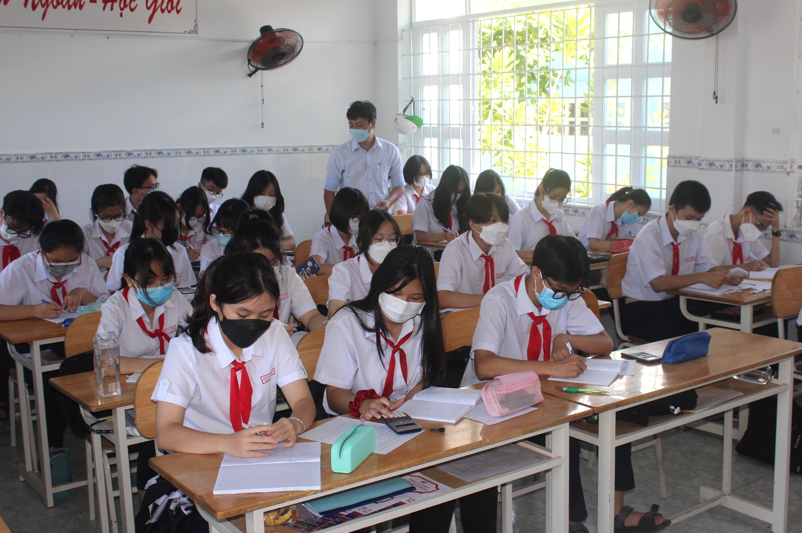 Học sinh THCS tỉnh Bà Rịa-Vũng Tàu được hỗ trợ 100% học phí từ năm học 2022-2023. Trong ảnh: HS Trường THCS Duy Tân (TP. Vũng Tàu) trong giờ học. Ảnh: KHÁNH CHI