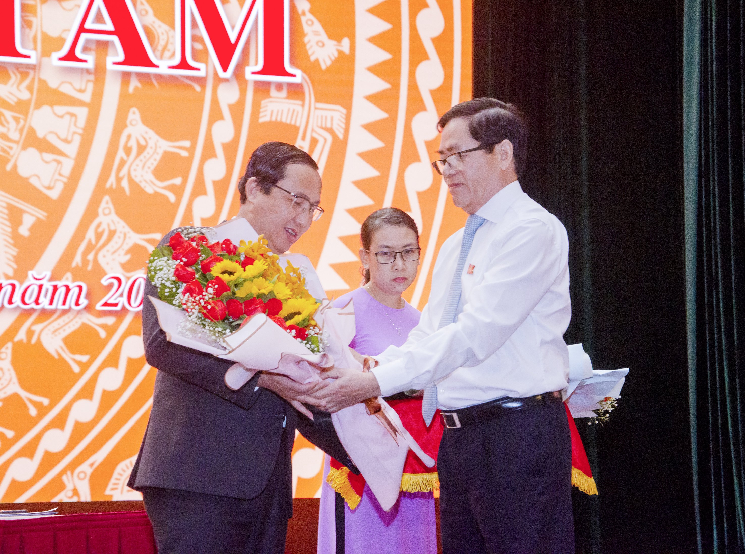 Ông Phạm Viết Thanh, Ủy viên Trung ương Đảng, Bí thư Tỉnh ủy, Chủ tịch HĐND tỉnh tặng hoa chúc mừng ông Lê Hoàng Hải.