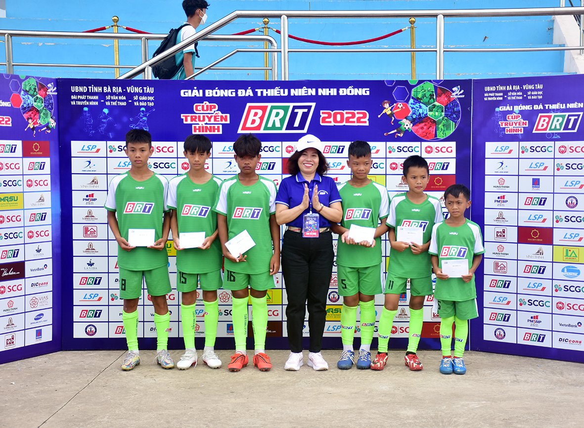 Bà Huỳnh Thị Liên, Phó Giám đốc Đài PT-TH tỉnh trao học bổng cho các cầu thủ.