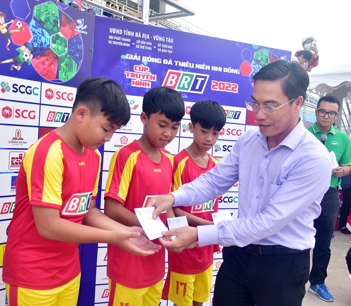 Ông Nguyễn Thành Nam, Phó Chủ tịch UBND TX. Phú Mỹ trao quà cho các cầu thủ có hoàn cảnh khó khăn của thị xã tham dự BRT Cup 2022.