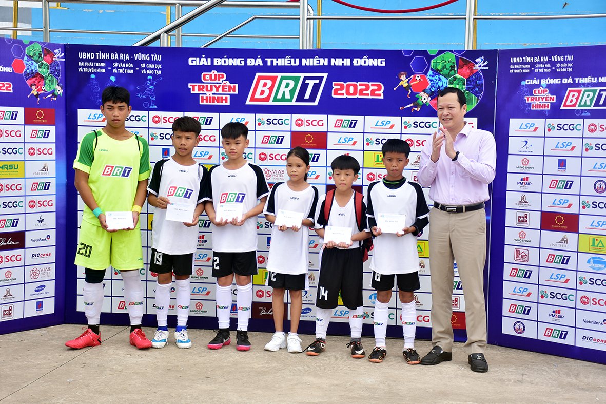 Ông Trần Gia Phúc, Tổng Giám đốc DIC Holdings tặng học bổng cho các cầu thủ huyện Long Điền.