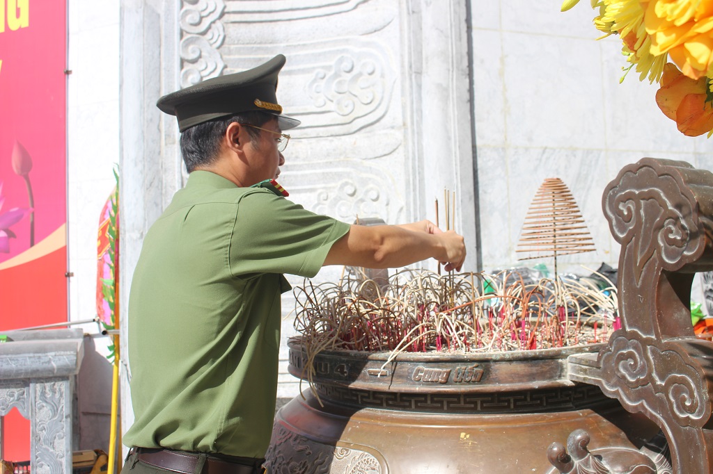 Đồng chí Thượng tá Trần Ngọc Tuấn, Phó Giám đốc Công an tỉnh dâng hương trước Đài tưởng niệm liệt sĩ tại Nghĩa trang liệt sĩ quốc tế Việt - Lào