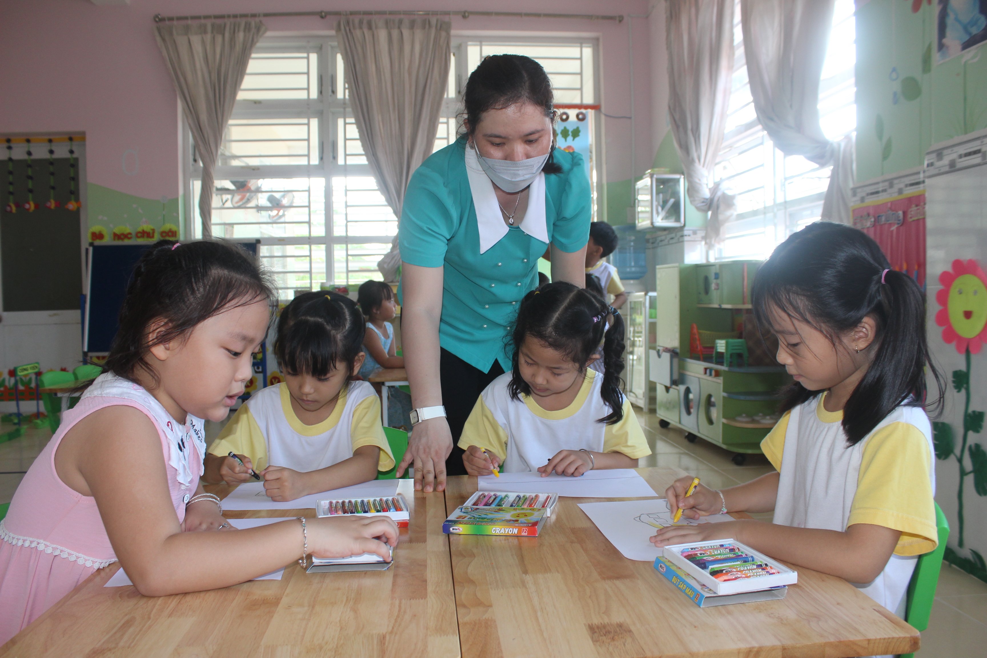 Học sinh lớp 5-6 tuổi Trường MN Lê Ki Ma (huyện Đất Đỏ) trong một tiết học.