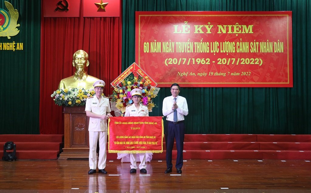 Thay mặt Tỉnh ủy, HĐND, UBND, Ủy ban MTTQ Việt Nam tỉnh Nghệ An đồng chí Hoàng Nghĩa Hiếu trao tặng bức trướng mang dòng chữ: Lực lượng Cảnh sát Công an tỉnh Nghệ An 