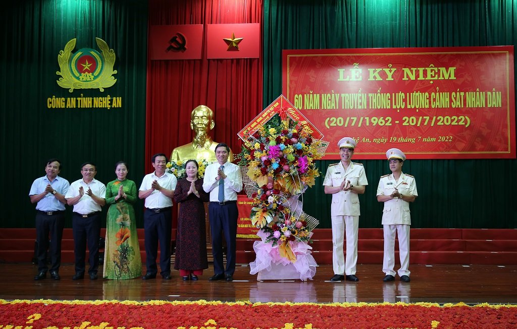 Lãnh đạo tỉnh Nghệ An tặng hoa chúc mừng tập thể Công an tỉnh Nghệ An nhân 60 năm Ngày truyền thống lực lượng Cảnh sát nhân dân