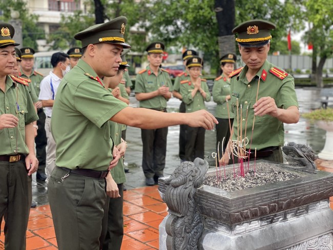 Đoàn công tác dâng hương tưởng niệm tại Khu di tích Xô Viết Nghệ Tĩnh