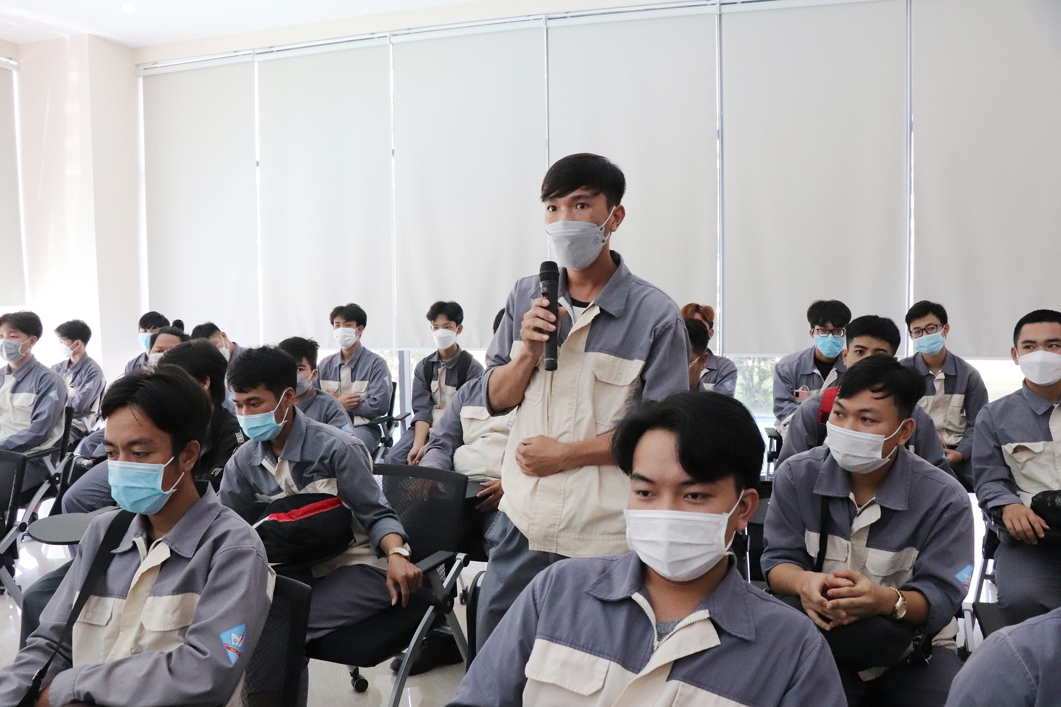 Sinh viên Nguyễn Thanh Tiến, lớp Điện công nghiệp 1, CĐ19 đặt câu hỏi về tiêu chí tuyển dụng, chế độ đãi ngộ đối với lao động tại các doanh nghiệp trong Khu công nghiệp chuyên sâu Phú Mỹ 3.