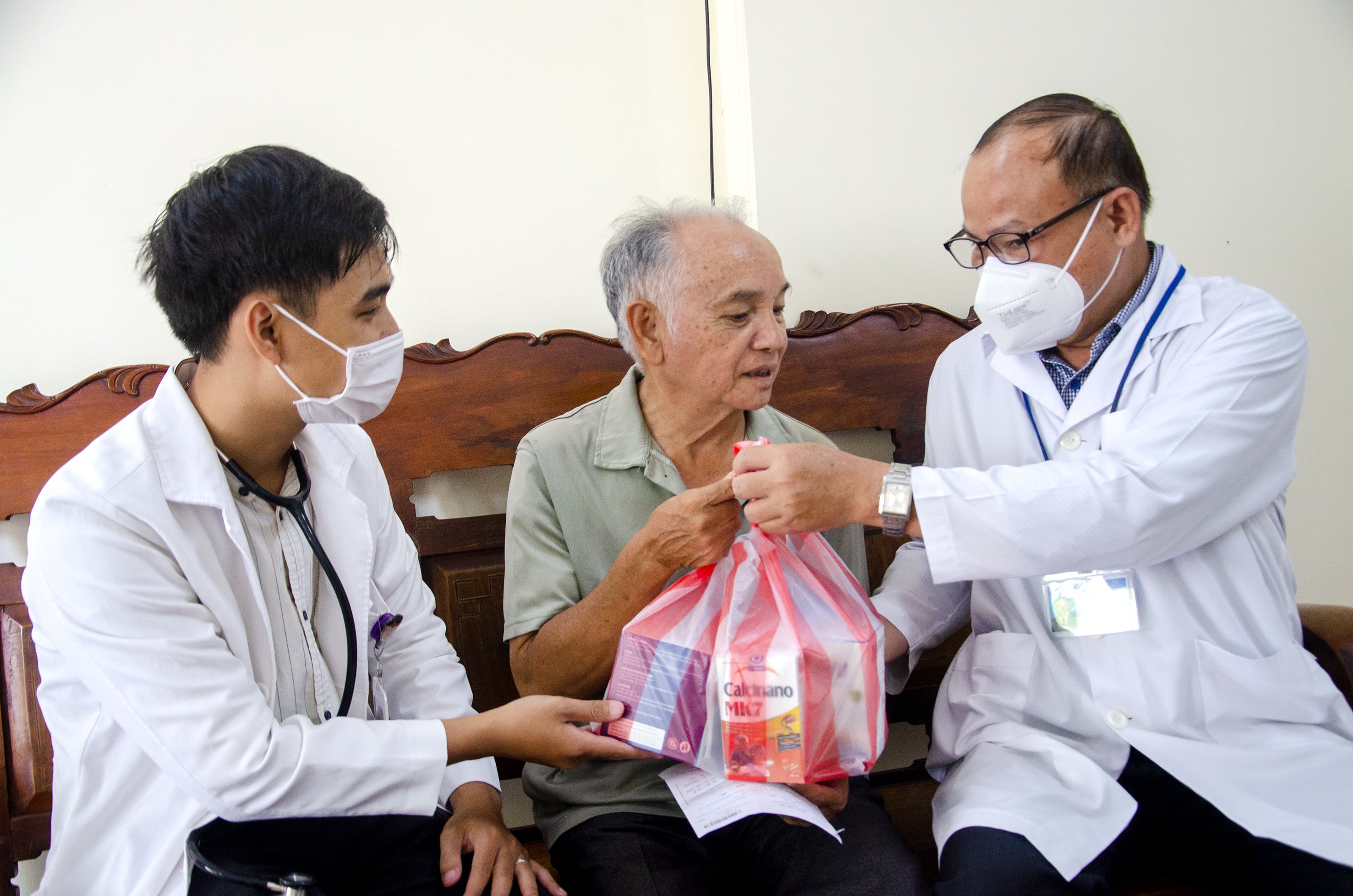 Bác sĩ Trung tâm Y tế TP. Vũng Tàu tặng các loại thuốc bổ, thuốc điều trị cho thương binh 1/4 Lê Như Vụ, ngụ phường 1.