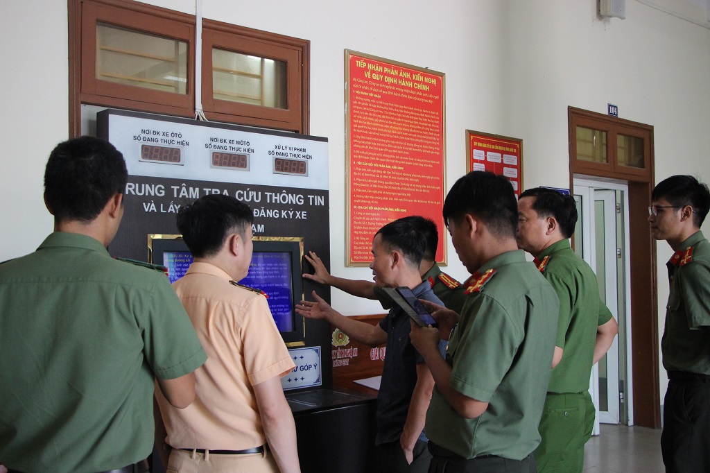 Tham quan mô hình CCHC tại Phòng Cảnh sát giao thông