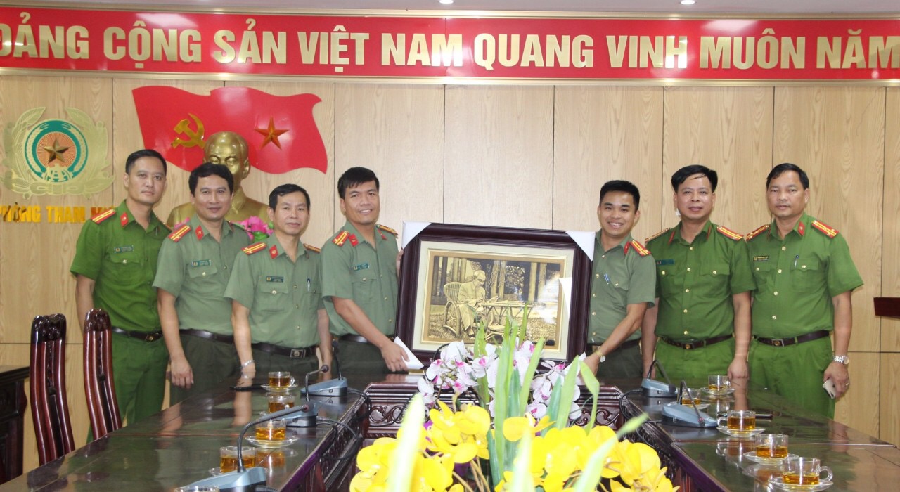 Trong chương trình làm việc tại Nghệ An, Đoàn đại biểu Phòng Tham mưu Công an tỉnh Vĩnh Phúc đã tới thăm và tặng quà Phòng Tham mưu Công an tỉnh Nghệ An