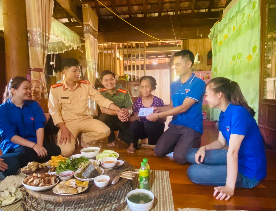 Đoàn Thanh niên Công an huyện Con Cuông phối hợp tổ chức “Bữa cơm yêu thương” tại gia đình thân nhân thương binh, người có công với cách mạng