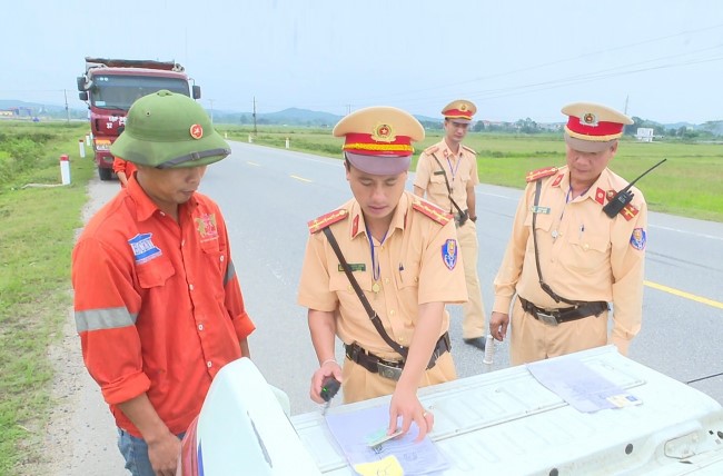 Trong 6 tháng đầu năm, lực lượng CSGT toàn tỉnh đã tuần tra kiểm soát, xử lý nhanh chóng, hiệu quả phương tiện quá khổ, quá tải trên các tuyến, địa bàn…