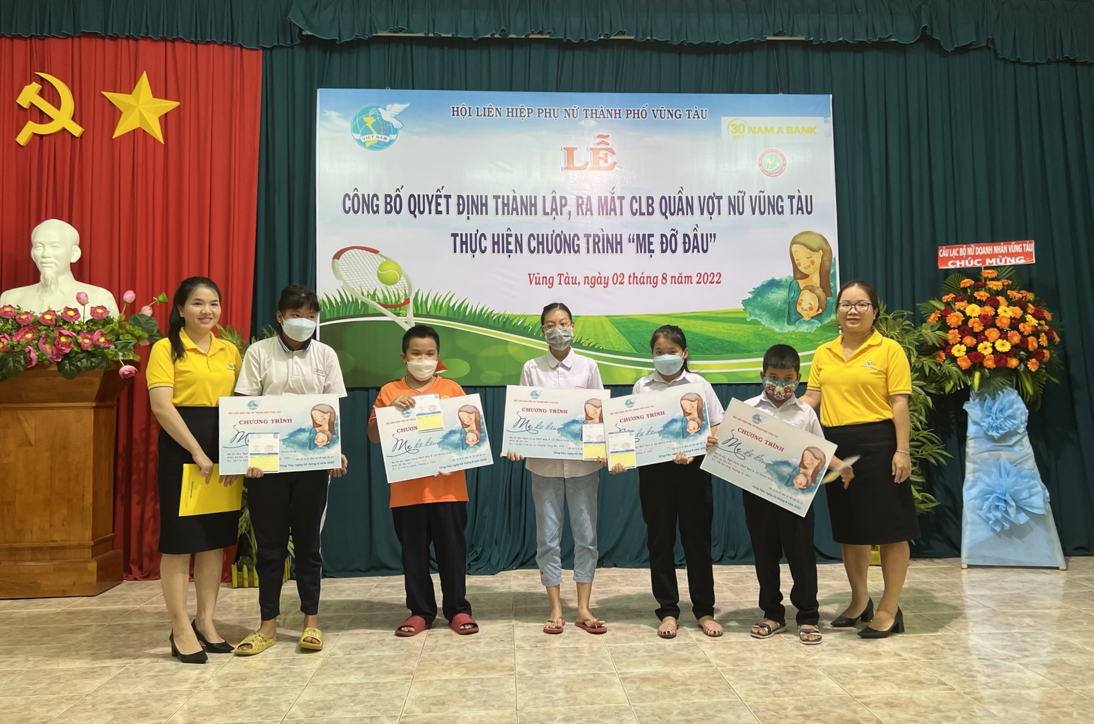 Đại diện Ngân hàng TMCP Nam Á - Chi nhánh Vũng Tàu trao Quyết định và sổ tiết kiệm 3 triệu đồng cho các trẻ em được nhận đỡ đầu.