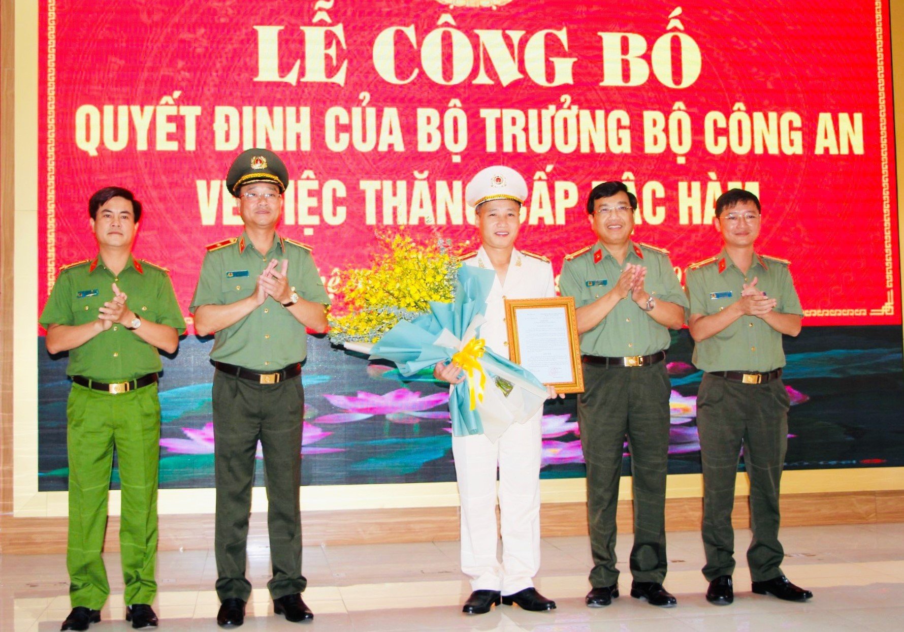 Các đồng chí Lãnh đạo Công an tỉnh Nghệ An tặng hoa chúc mừng đồng chí Đại tá Nguyễn Duy Thanh - Phó Giám đốc Công an tỉnh