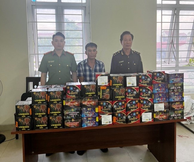 Lương Văn Dương cùng tang vật vụ án tại cơ quan Công an