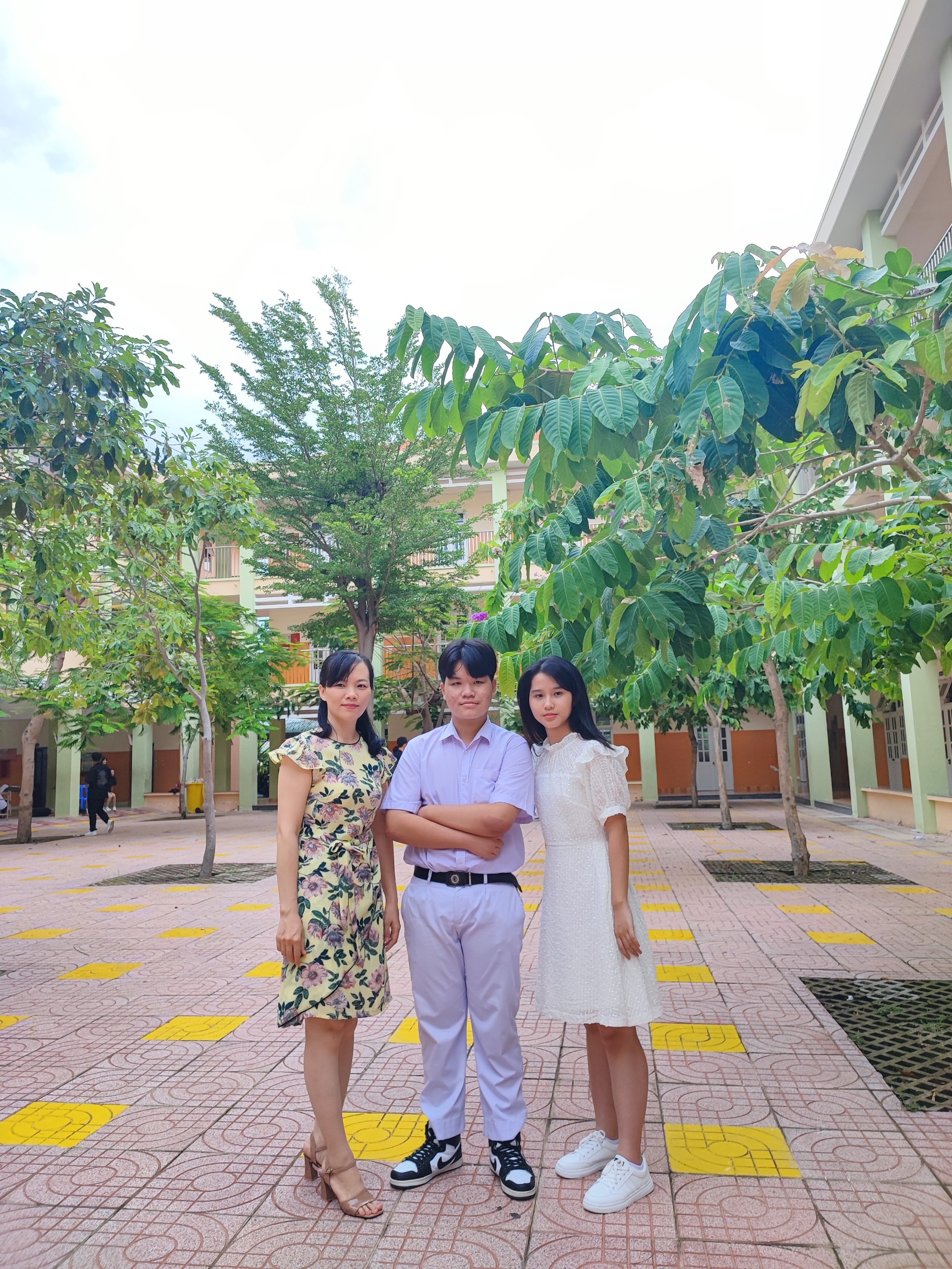 Thủ khoa chuyên Hoàng Tuấn Kiệt (giữa) cùng cô giáo và bạn bè.