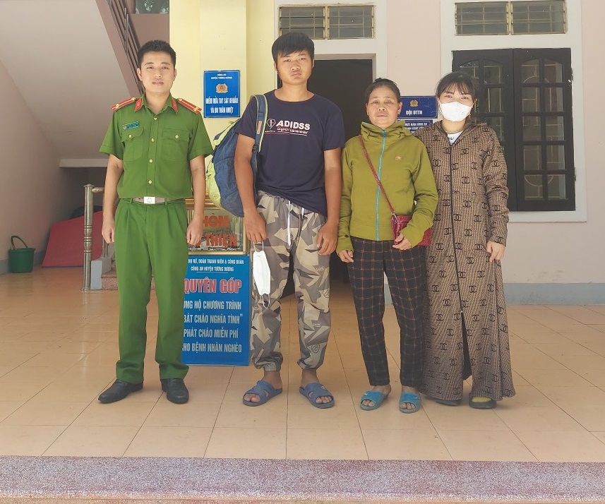 Công an huyện Tương Dương đưa anh Liễu về đoàn tụ với gia đình