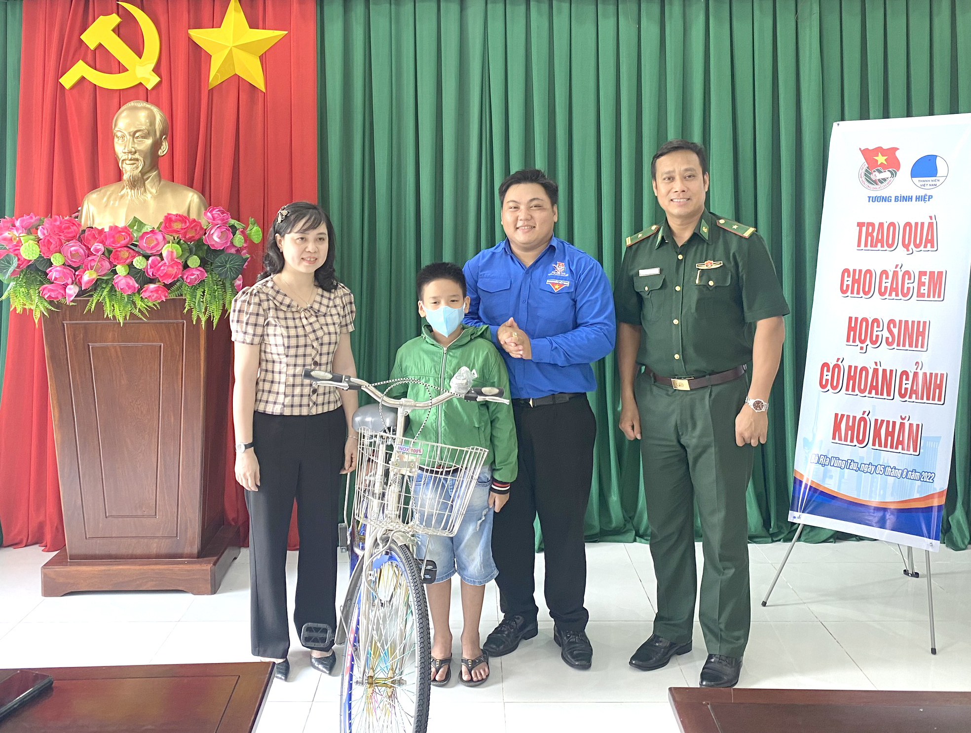 Đại diện Đồn Biên phòng Long Sơn và Đoàn thanh niên phường Tương Bình Hiệp tặng xe đạp trị giá 1 triệu đồng cho em Bùi Quốc An.