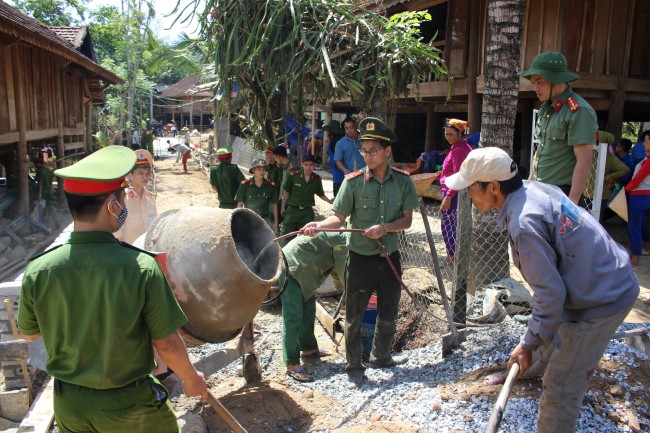 Tuổi trẻ Công an Nghệ An giúp dân làm đường giao thông nông thôn tại các huyện biên giới, rẻo cao