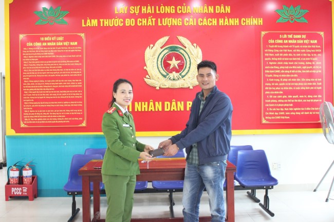 Đoàn viên thanh niên Công an nêu cao phẩm chất đạo đức trong sáng, nhặt được của rơi tìm người trả lại