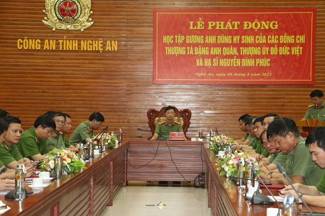 ảnh 3: Phát biểu tại buổi Lễ phát động, đồng chí Thượng tá Trần Ngọc Tuấn nhấn mạnh, sự hi sinh của 03 đồng chí là tấm gương sáng chói về ý chí cách mạng, tinh thần “Vì nước quên thân, vì dân phục vụ”