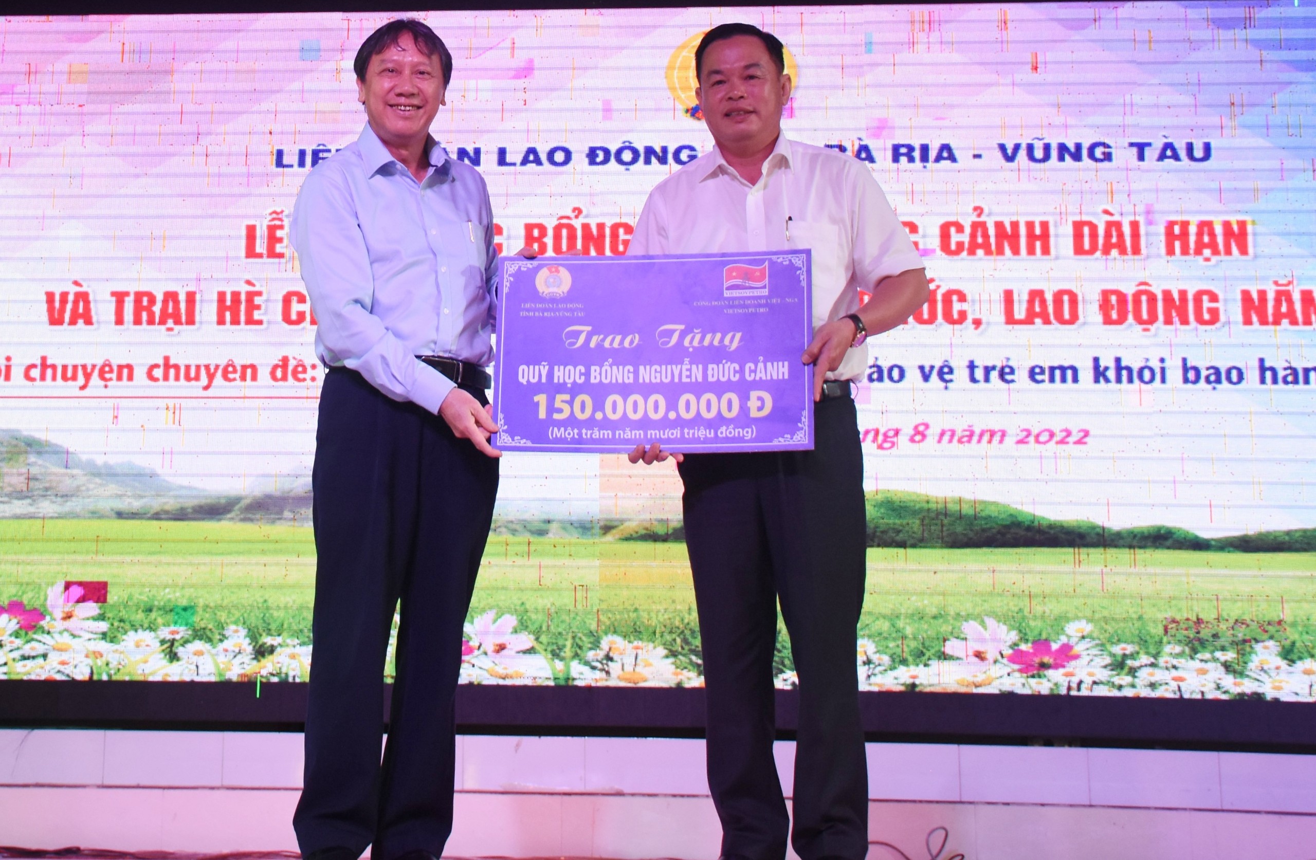 Ông Nguyễn Quốc Đạt, Chủ tịch Công đoàn Liên doanh Việt Nga Vietsovpetro trao tặng 150 triệu đồng cho Qũy học bổng Nguyễn Đức Cảnh
