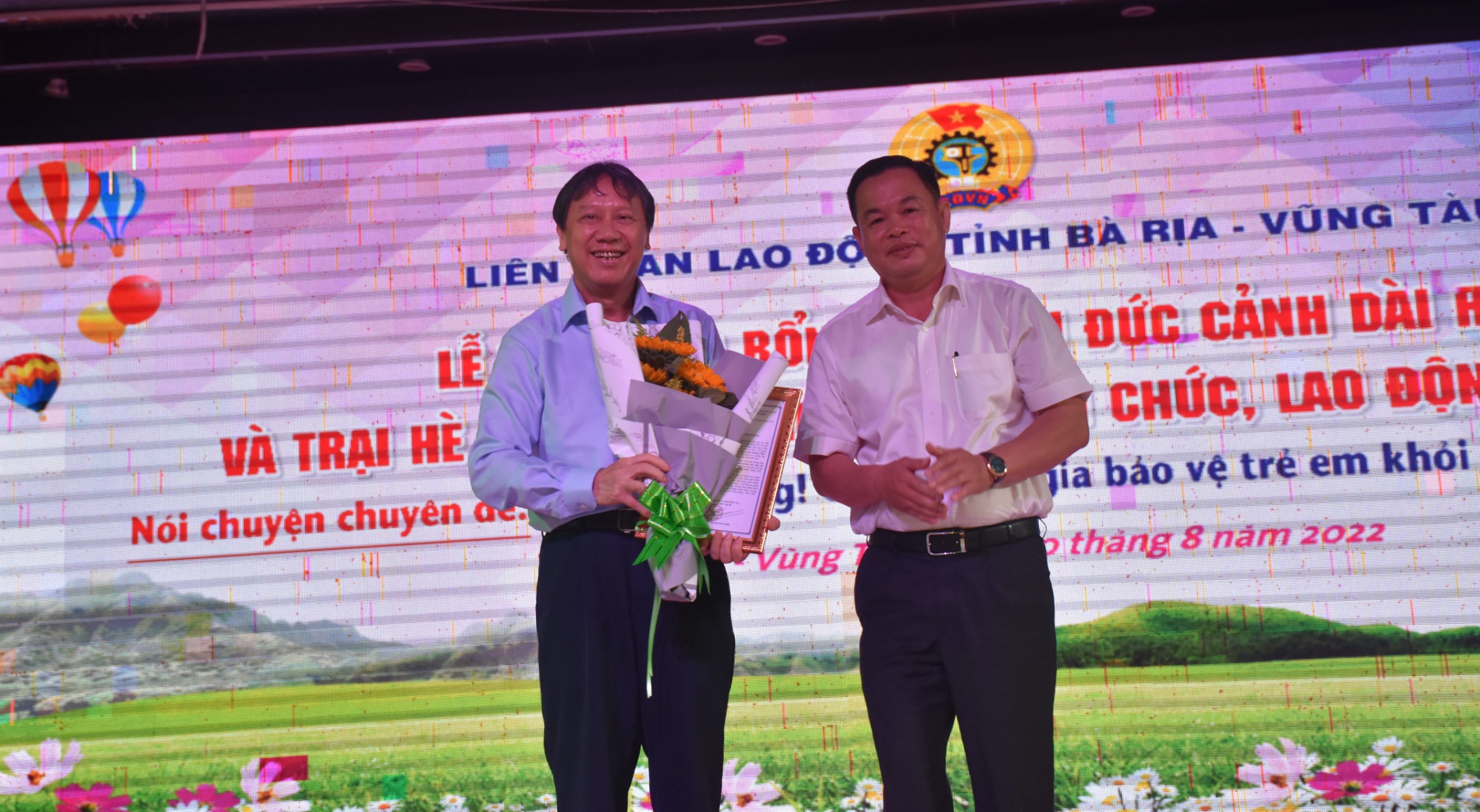 Ông Nguyễn Bá Hùng, Phó Chủ tịch LĐLĐ tỉnh tặng hoa và thư cảm ơn cho nhà tài trợ