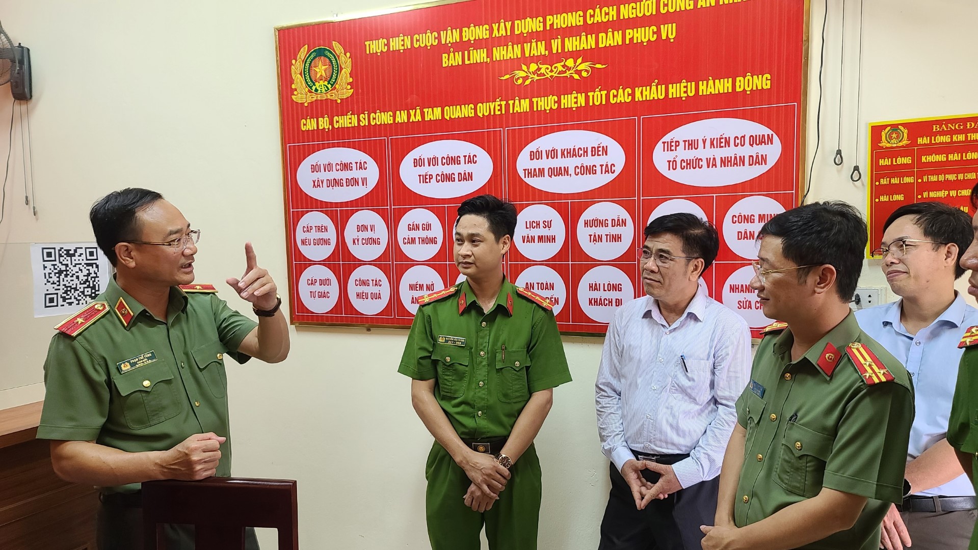 Thiếu tướng Phạm Thế Tùng - Ủy viên Ban Thường vụ Tỉnh ủy – Giám đốc Công an tỉnh Nghệ An kiểm tra quá trình triển khai Đề án tại  xã Tam Quang (Tương Dương)
