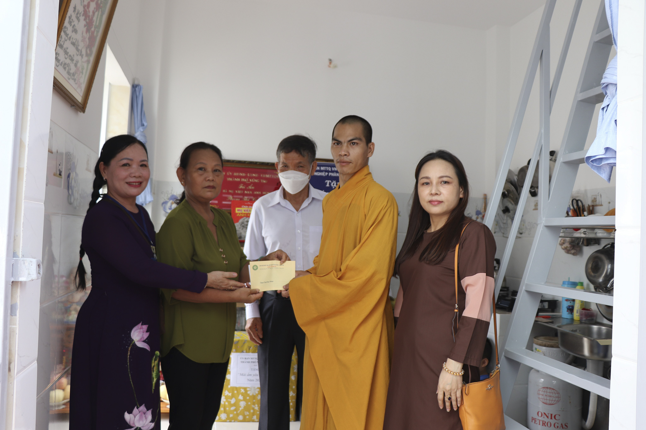 Đại diện Ban Từ thiện chùa Từ Quang trao tiền giúp bà Nguyễn Thị Hân có thêm chi phí trang trải cuộc sống.