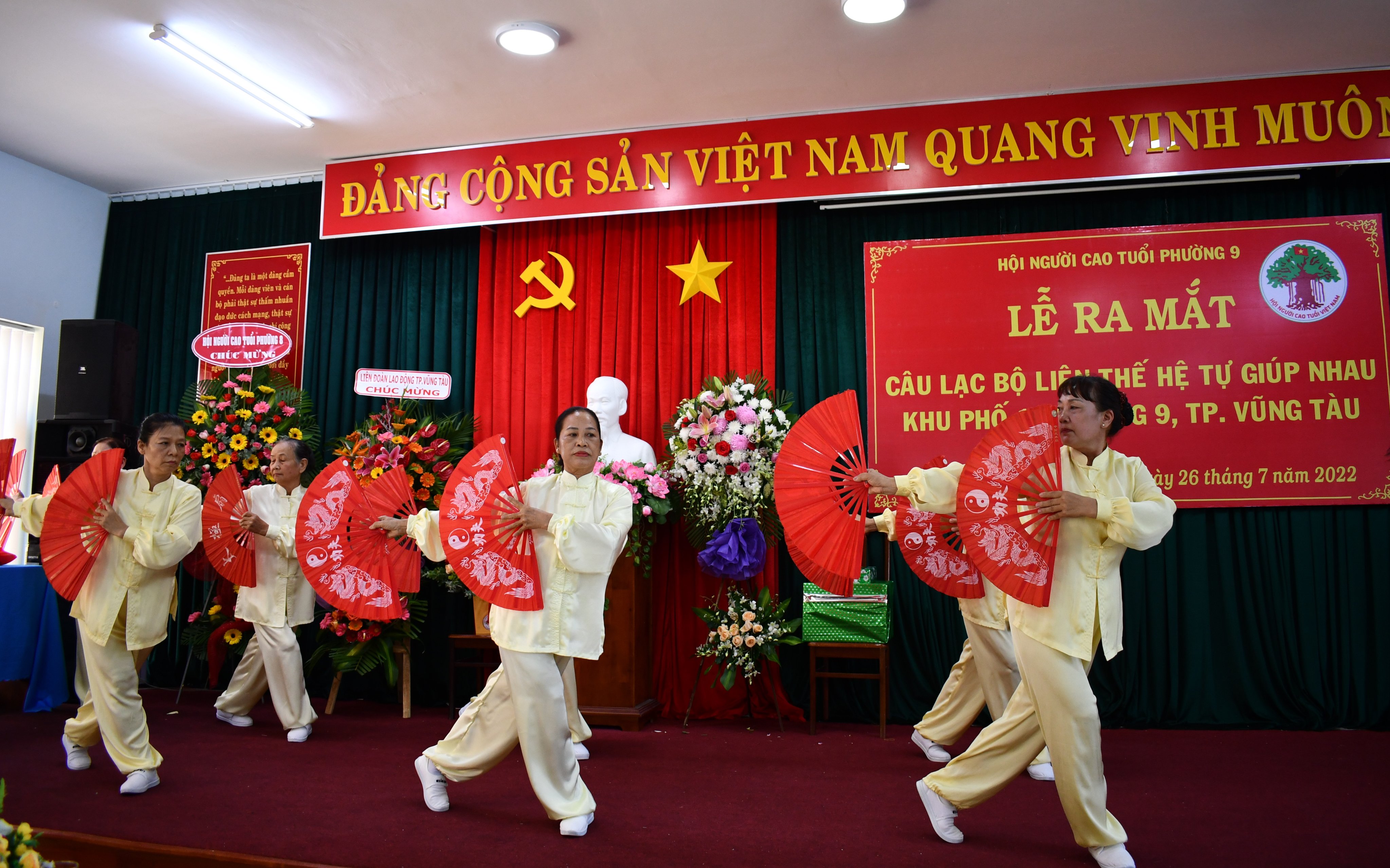 Bà Nguyễn Thị Dung được CLB Liên Thế hệ tự giúp nhau Khu phố 1, phường 9 hỗ trợ số vốn 5 triệu đồng không lấy lãi để buôn bán tại chợ phường 9, TP. Vũng Tàu tăng thu nhập.