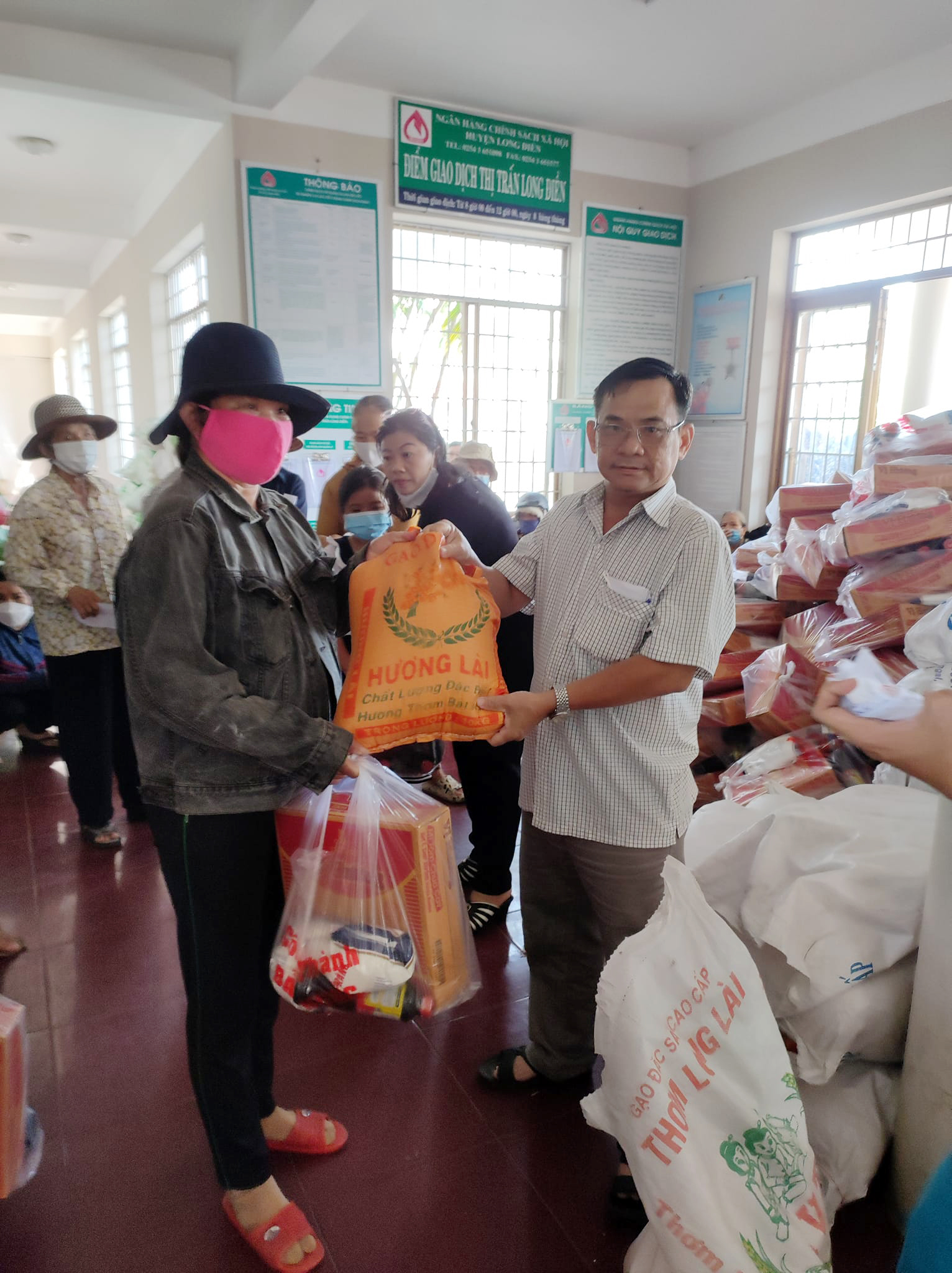 Ông Nguyễn Tuấn Tài, Chủ tịch Ủy ban MTTQ Việt Nam thị trấn Long Điền trao quà cho gia đình chính sách, gia đình có hoàn cảnh khó khăn.