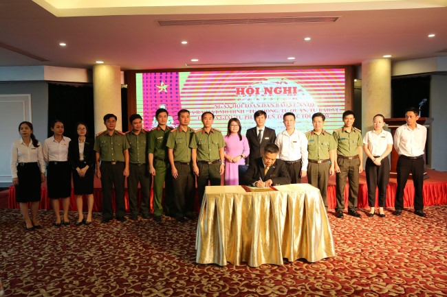Cán bộ, nhân viên Khách sạn Mường Thanh Grand Phương Đông ký cam kết thực hiện tốt mô hình