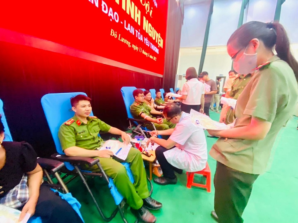Hàng trăm cán bộ, chiến sĩ hiến máu tình nguyện