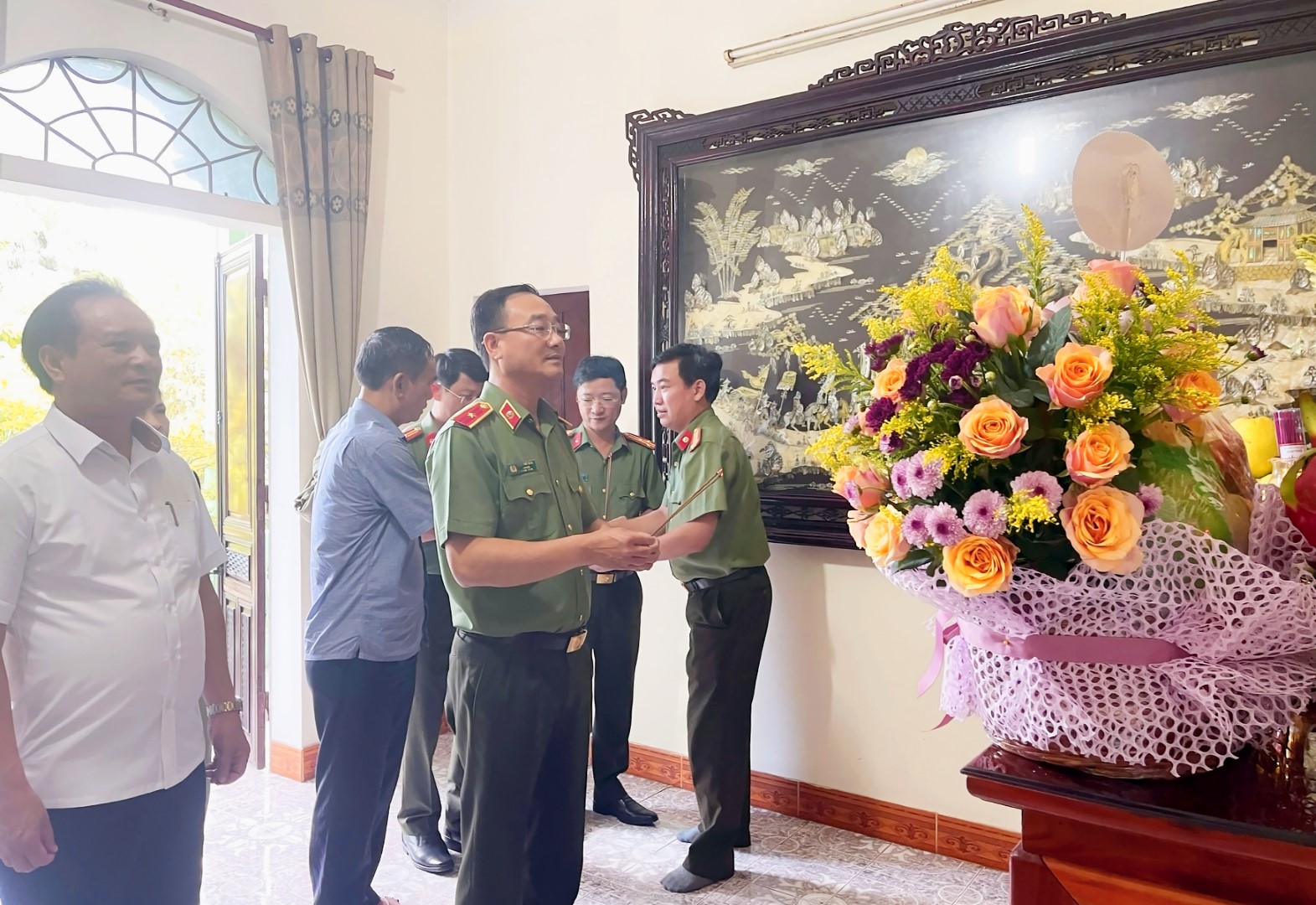 Đồng chí Thiếu tướng Phạm Thế Tùng, Giám đốc Công an tỉnh Nghệ An cùng đoàn công tác thắp hương tri ân đồng chí cố Thiếu tướng Lê Văn Khiêu – vị tướng đầu tiên của Công an Nghệ An nguyên Giám đốc Công an Nghệ Tĩnh và Nghệ An