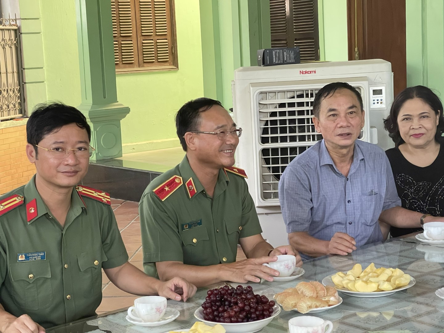 Đồng chí Thiếu tướng Phạm Thế Tùng - Giám đốc Công an tỉnh Nghệ An và đồng chí Thượng tá Trần Ngọc Tuấn – Phó Giám đốc Cppmg am tọm trao đổi người thân cố thiếu tướng Lê Văn Khiêu