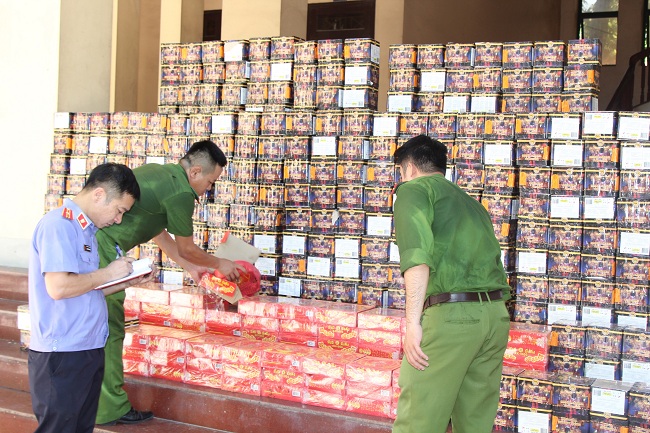 Lực lượng chức năng mở niêm phong xác định khối lượng số pháo thu giữ