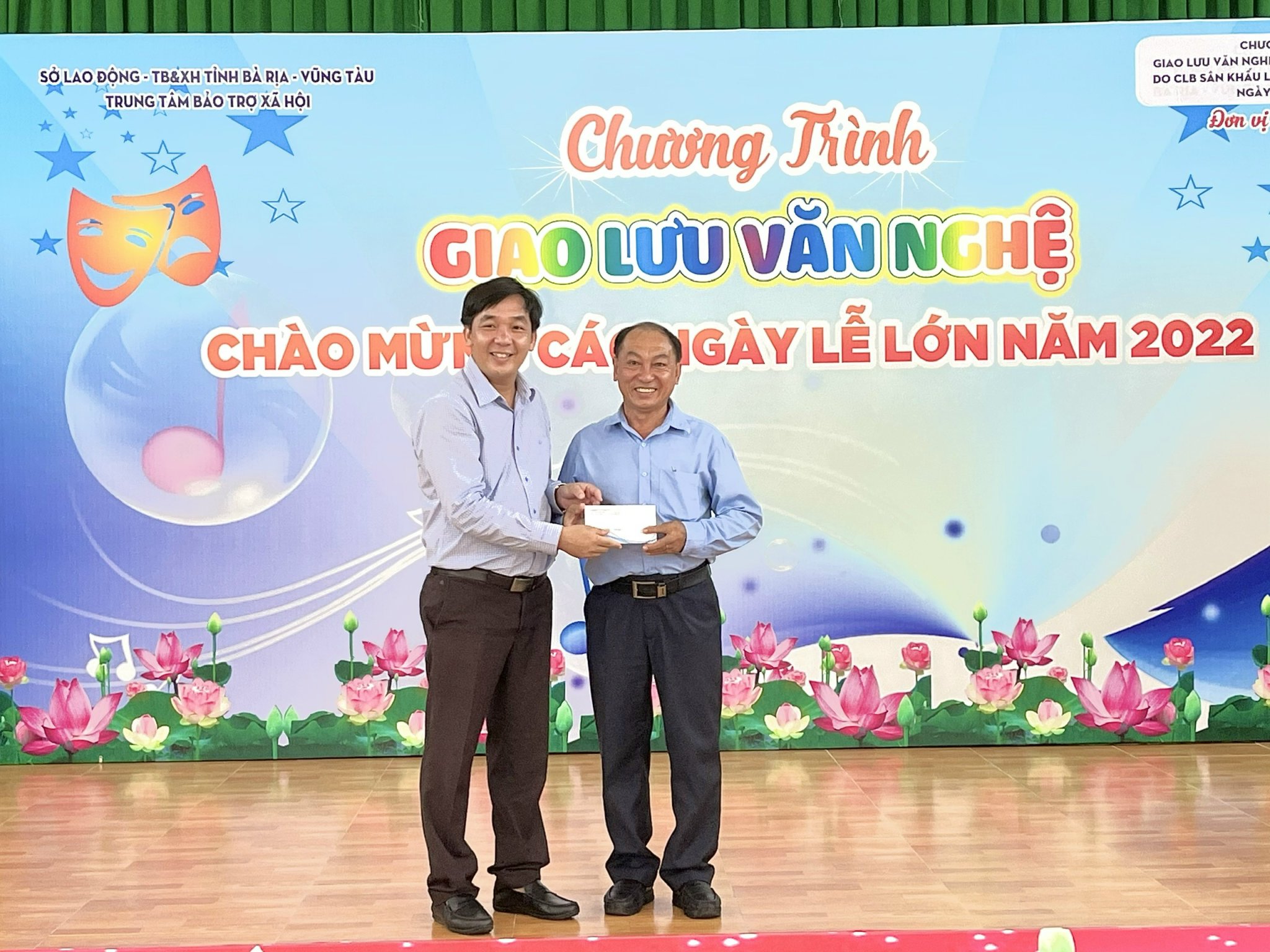 Ông Nguyễn Đức Hoàng, Giám đốc Công ty TNHH Mỹ Nam trao quà đến đại diện Trung tâm Bảo trợ Xã hội.