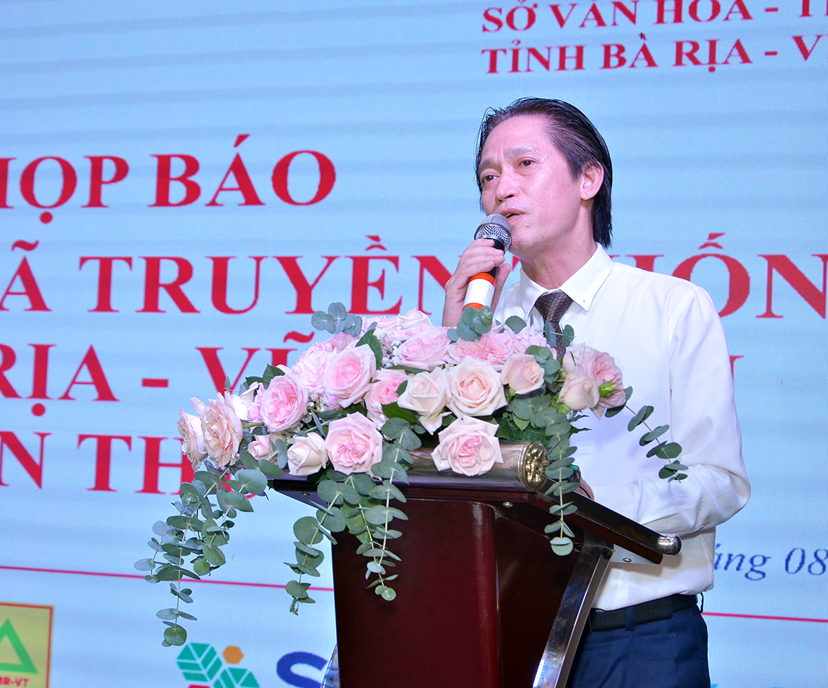 Ông Huỳnh Đức Dũng, Phó Giám đốc Sở VH-TT phát biểu về một số vấn đề chuyên môn của giải.