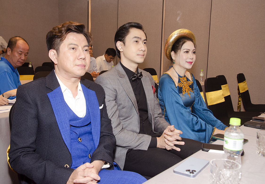 Ca sĩ Quốc Đại, ca sĩ Tùng Lâm và bác sĩ Trịnh Thị Vân Anh, Hoa hậu Quý bà duyên dáng nhất Việt Nam năm 2009 tham dự buổi họp báo.