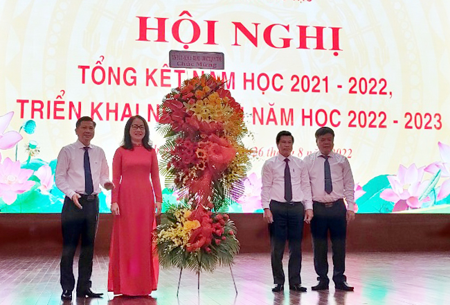 Ông Nguyễn Văn Xinh, Trưởng Ban Tuyên giáo Tỉnh ủy (bìa phải); ông Trần Văn Tuấn, Phó Chủ tịch UBND tỉnh (bìa trái) tặng hoa chúc mừng hội nghị.