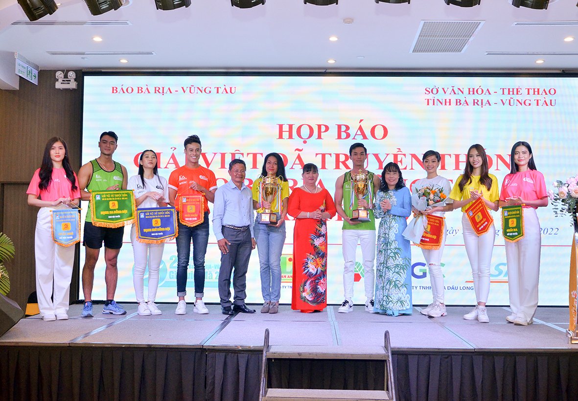 Ban tổ chức, nhà tài trợ và các diễn viên, người mẫu giới thiệu mẫu trang phục tại Giải Việt dã  Báo Bà Rịa - Vũng Tàu lần thứ 23, năm 2022.