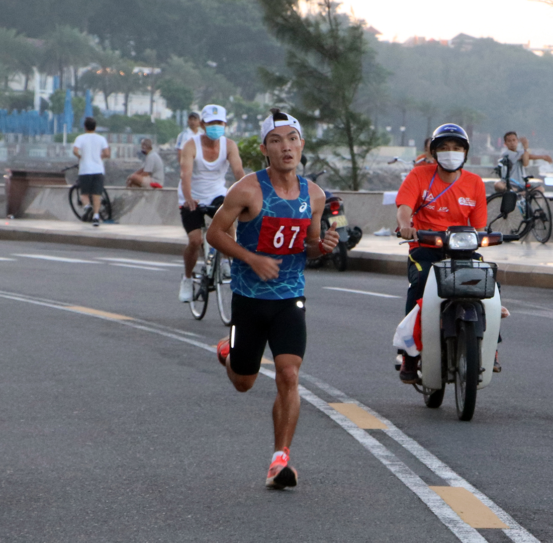 Ở hệ đội tuyển nam, Hoàng Nguyên Thanh, người đã giành huy chương vàng marathon lịch sử cho thể thao Việt Nam tại SEA Games 31 đã vượt qua Nguyễn Anh Trí và Phạm Ngọc Phan để giành chức vô địch.