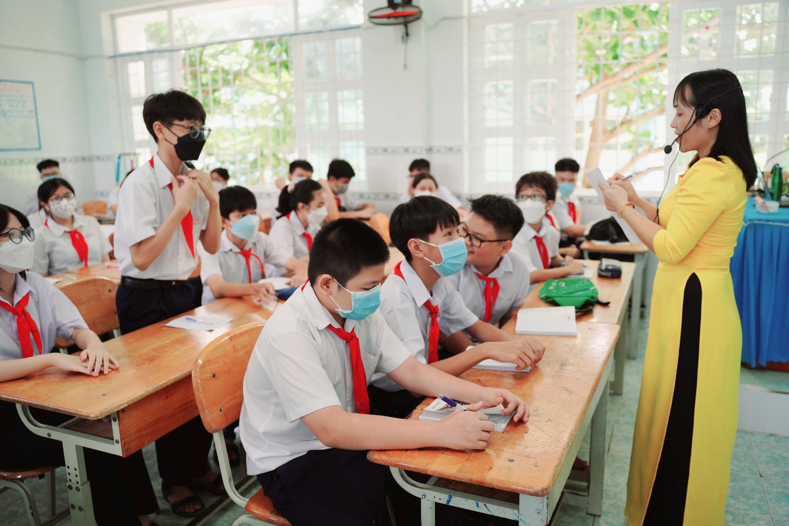 Năm học 2022-2023, ngành giáo dục thành phố sẽ chủ động xây dựng phương án giảng dạy trong tình hình mới. Trong ảnh: Cô trò lớp 8.1 Trường THCS Duy Tân làm quen trong ngày tựu trường.