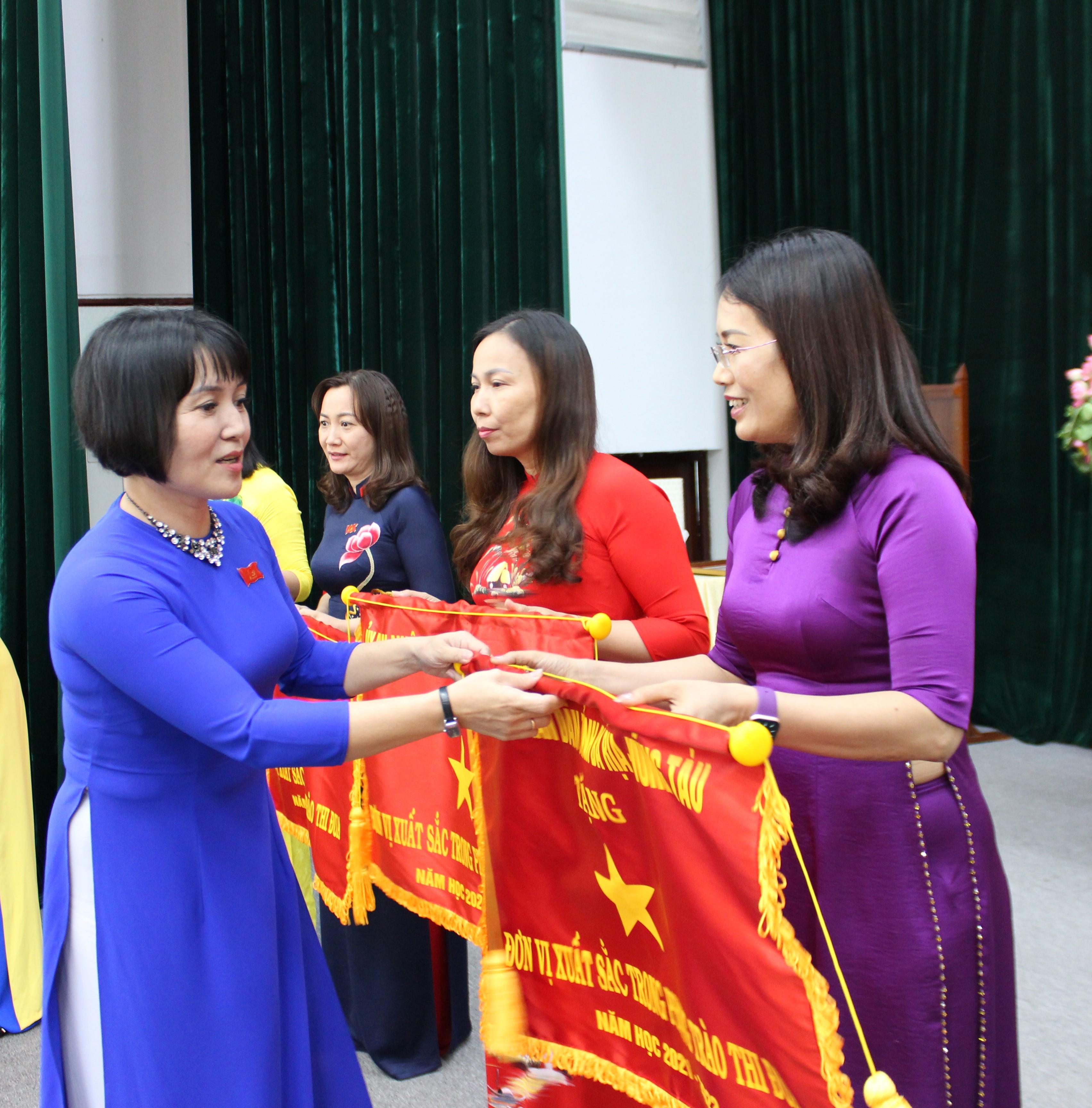 Bà Mai Ngọc Oanh, Chủ tịch UBMTTQ Việt Nam TP. Vũng Tàu trao Cờ thi đua của UBND tỉnh cho 9 tập thể.